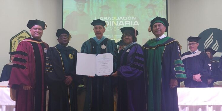Universidad Adventista entrega título honoris causa al ministro Franklin García Fermín