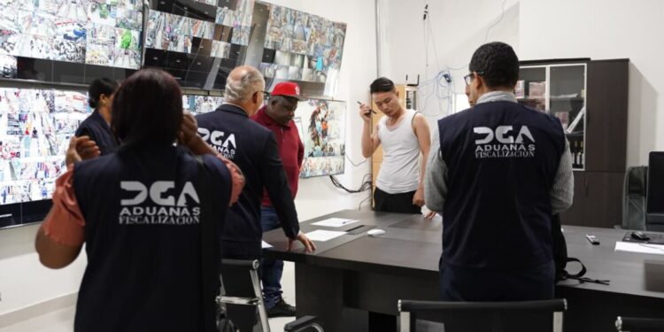 Aduanas interviene dos tiendas del sector asiático en Azúa