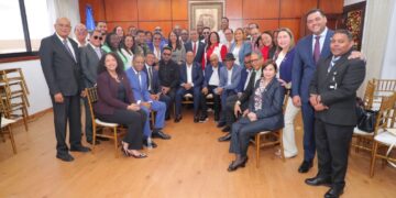 Diputados se reúnen con merengueros y bachateros interesados en proyecto de ley que beneficiará estos ritmos musicales