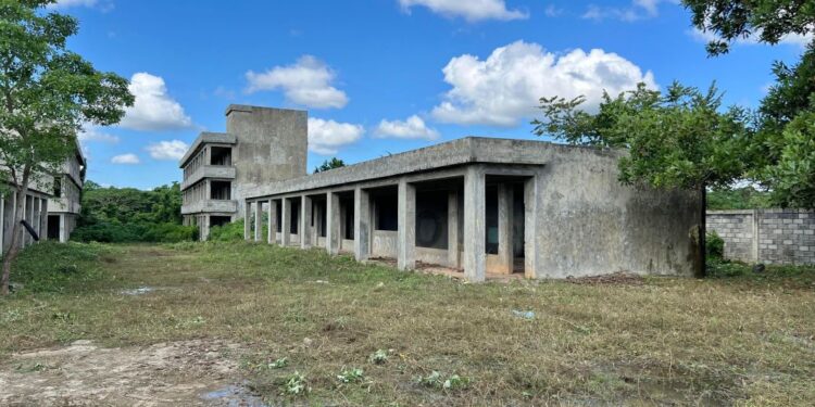 Infraestructura Escolar reinicia construcción de Liceo Experimental y extensión UASD en Bayaguana, Monte Plata tras más de 10 años paralizado