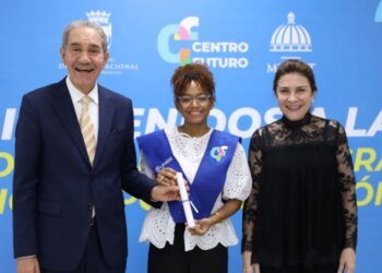 Carolina y MESCyT gradúan a 41 estudiantes del Inglés por Inmersión en Centro Futuro