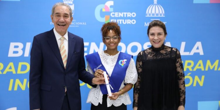 Carolina y MESCyT gradúan a 41 estudiantes del Inglés por Inmersión en Centro Futuro