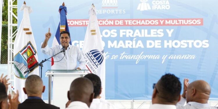 Ministro Kelvin Cruz inicia construcción de 11 techados multiusos en SDE con inversión de 300 millones