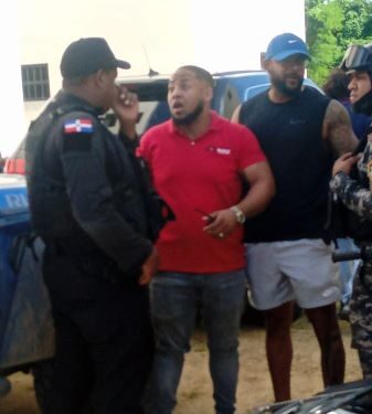 Turba de hombres fuertemente armados penetran a propiedad en construcción en Santo Domingo Oeste