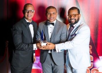 Periodista Vargavila Riverón gana premio “Glamour Music Awards” como mejor Comentarista de Opinión del año 2025