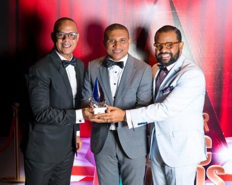 Periodista Vargavila Riverón gana premio “Glamour Music Awards” como mejor Comentarista de Opinión del año 2025