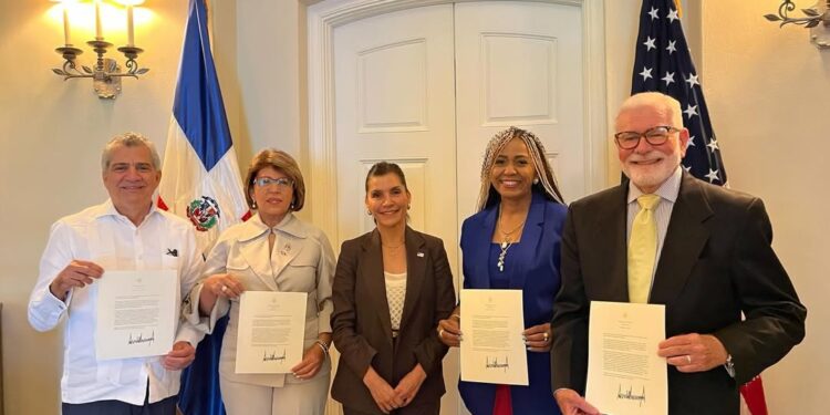 Foro de Mujeres en Defensa de la Vida y la Familia, Inc. (FOMUDEVI) en reunión con la embajadora de los Estados Unidos y otras organizaciones de la sociedad civil.