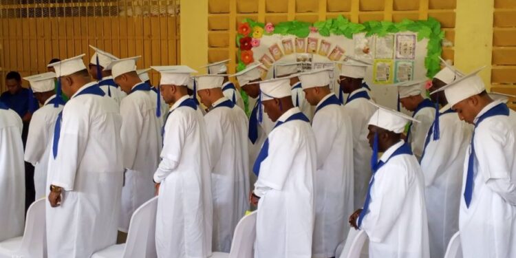 Centro de Corrección y Rehabilitación  de Monte Plata y Centro Educativo El Libertador gradúan 25 internos como nuevos bachilleres