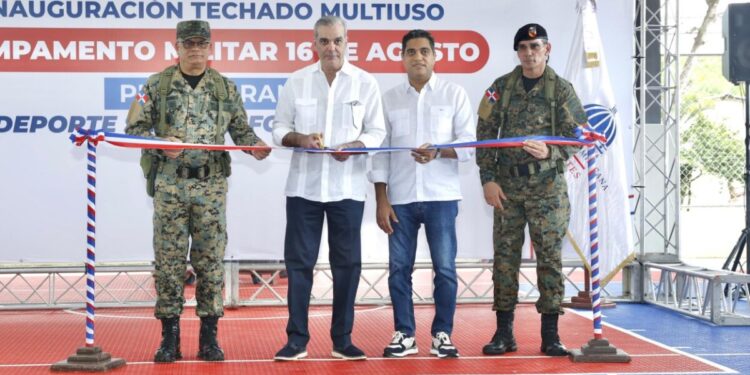 Presidente Abinader y ministro Kelvin Cruz inauguran techado multiuso en Campamento Militar