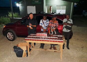 Ejército detiene hombre que transportaba extranjeros indocumentados y cigarrillos ilícitos en Montecristi