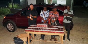 Ejército detiene hombre que transportaba extranjeros indocumentados y cigarrillos ilícitos en Montecristi