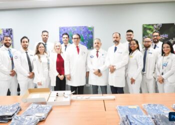 Senador Daniel Rivera fortalece servicio de Urología del Hospital Cabral y Báez con entrega de nefroscopio y uniformes quirúrgicos