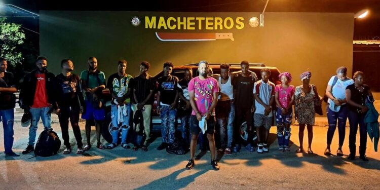 Ejército detiene camioneta con 17 indocumentados en operativo realizado en Ámina, Valverde