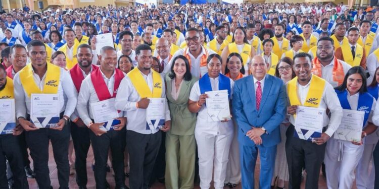 Primera dama Raquel Arbaje encabeza graduación de 1,177 nuevos técnicos del INFOTEP en la Región Este