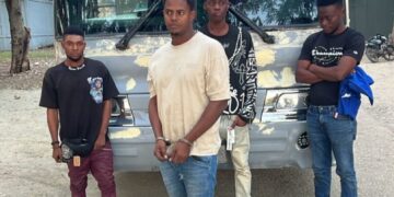 Ejército detiene conductor de autobús que transportaba extranjeros indocumentados en el maletero