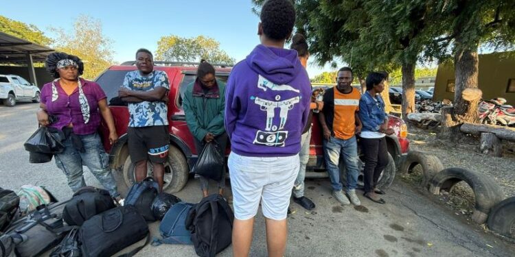 Ejército detiene dos vehículos y rescata menor dominicano durante operativos contra la migración irregular en Ámina