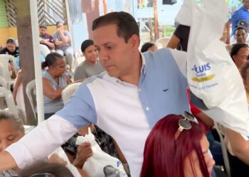 Diputado José Luis Abreu lleva alegría a familias vulnerables de La Vega con entrega de cajas navideñas