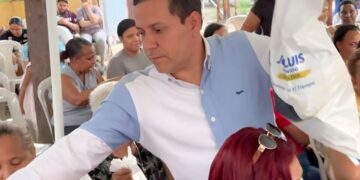 Diputado José Luis Abreu lleva alegría a familias vulnerables de La Vega con entrega de cajas navideñas