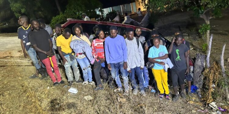 Ejército intercepta miniván con 21 haitianos en condición migratoria irregular en Guayubín