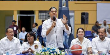 Ministro Kelvin Cruz remoza polideportivo y realiza aporte al TBS de Barahona