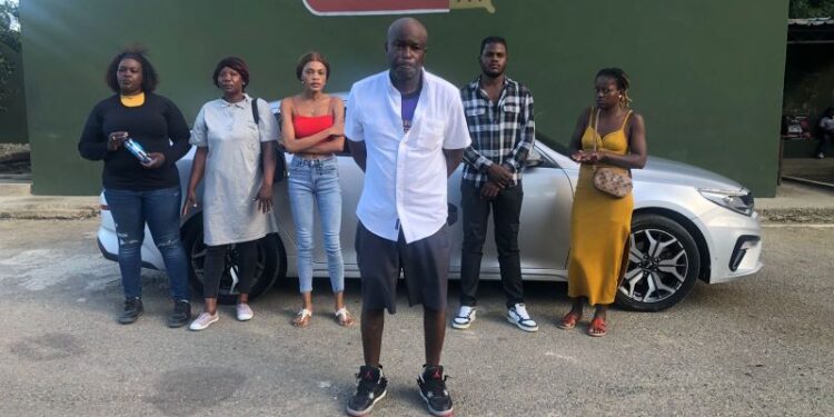 Detienen conductor que transportaba haitianos indocumentados en un vehículo en Mao, Valverde