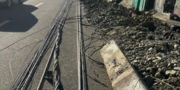 Edesur trabaja para reponer postes derribados durante excavaciones en Villa Altagracia