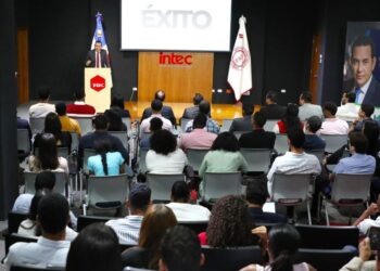 Expresidente Jimmy Morales dialoga con más de 80 jóvenes universitarios sobre liderazgo y política