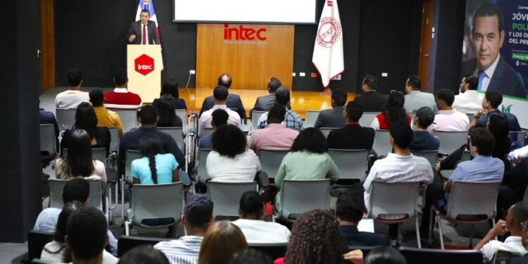 Expresidente Jimmy Morales dialoga con más de 80 jóvenes universitarios sobre liderazgo y política