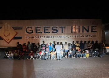 Ejército detiene camionero que ocultaba 52 haitianos indocumentados dentro de un furgón en Mao