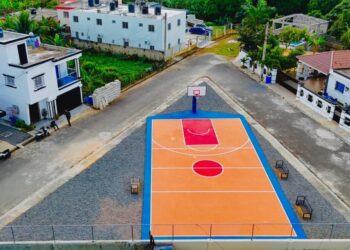 Alcalde de  La Otra Banda  entrega de dos canchas totalmente reconstruidas el mismo día.