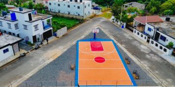 Alcalde de  La Otra Banda  entrega de dos canchas totalmente reconstruidas el mismo día.