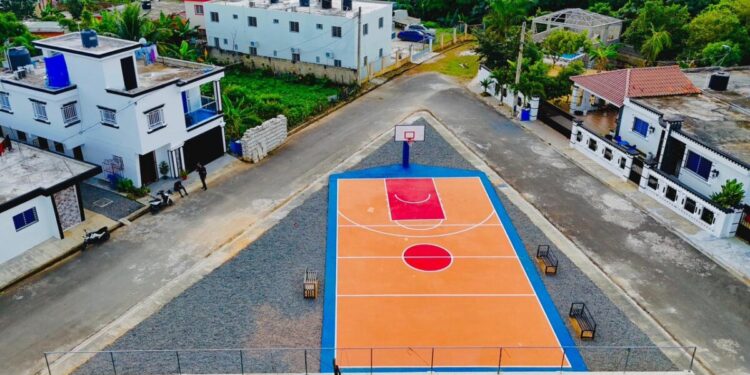 Alcalde de  La Otra Banda  entrega de dos canchas totalmente reconstruidas el mismo día.