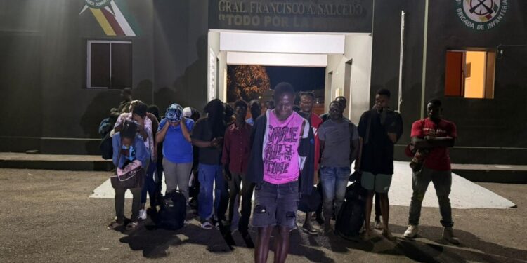 Ejército detiene a presunto traficante de indocumentados y a 21 haitianos irregulares en Dajabón