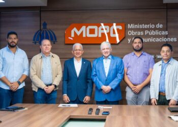 El senador Ricardo de los Santos y el ministro Eduardo Estrella dan seguimiento a plan de asfaltado en Sánchez Ramírez