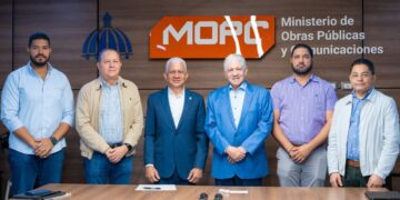 El senador Ricardo de los Santos y el ministro Eduardo Estrella dan seguimiento a plan de asfaltado en Sánchez Ramírez