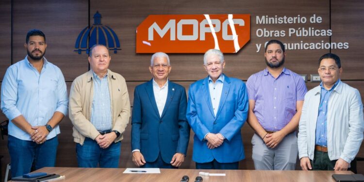 El senador Ricardo de los Santos y el ministro Eduardo Estrella dan seguimiento a plan de asfaltado en Sánchez Ramírez