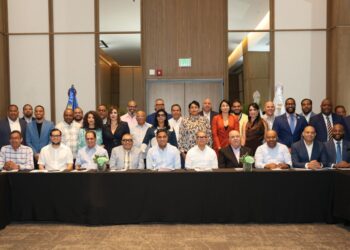 Ministro Kelvin Cruz presenta programa de eventos deportivos 2026 ante líderes de la prensa especializada