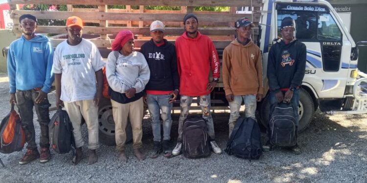 Ejército detiene a siete haitianos indocumentados en la parte trasera de un camión en Navarrete