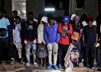 Interceptan tres vehículos con 23 nacionales haitianos en condición migratoria irregular en Constanza