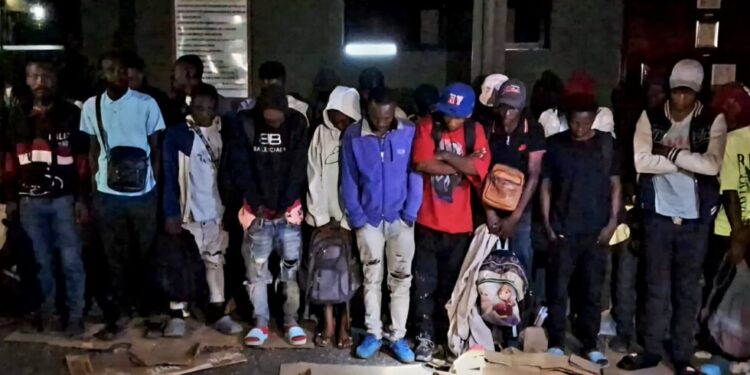 Interceptan tres vehículos con 23 nacionales haitianos en condición migratoria irregular en Constanza