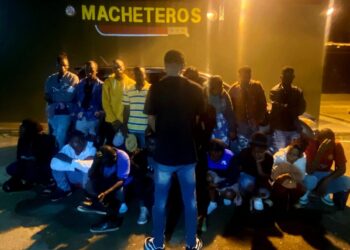 Ejército presenta ante el Ministerio Público a conductor detenido con 20 haitianos indocumentados en Valverde