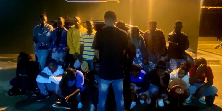 Ejército presenta ante el Ministerio Público a conductor detenido con 20 haitianos indocumentados en Valverde