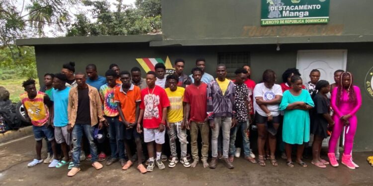 Interceptan grupo de 30 haitianos indocumentados en zona montañosa de Guayubín