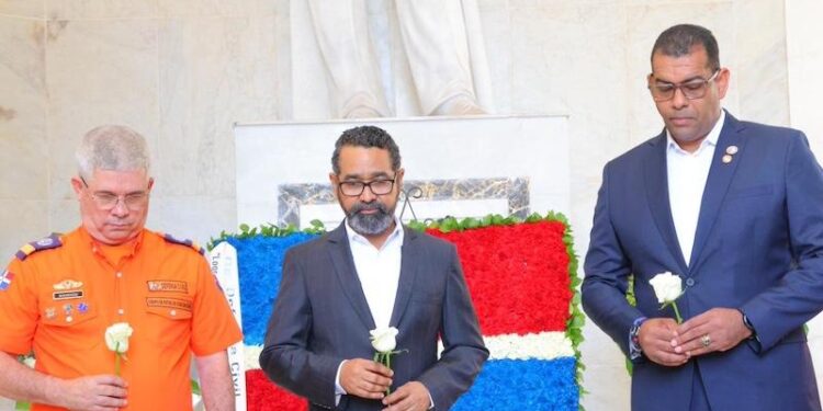  Defensa Civil honra a Padres de la Patria con ofrenda floral