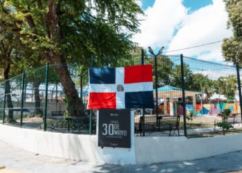 Carolina Mejía coloca la bandera nacional en parques por celebración del Mes de la Patria
