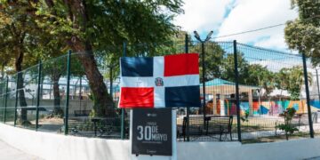 Carolina Mejía coloca la bandera nacional en parques por celebración del Mes de la Patria