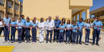 Gobierno inaugura dos liceos y una escuela en beneficio de más de 2 mil estudiantes de Azua