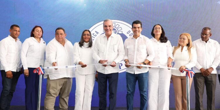 Presidente Luis Abinader y director del INAPA, Wellington Arnaud, inauguran obras en Azua