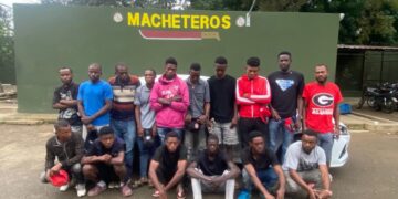 Ejército intercepta dos vehículos con 26 nacionales haitianos en condición migratoria irregular en Valverde