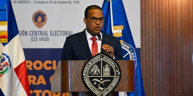 Radhamés Silverio presenta candidatura a rector en la UASD